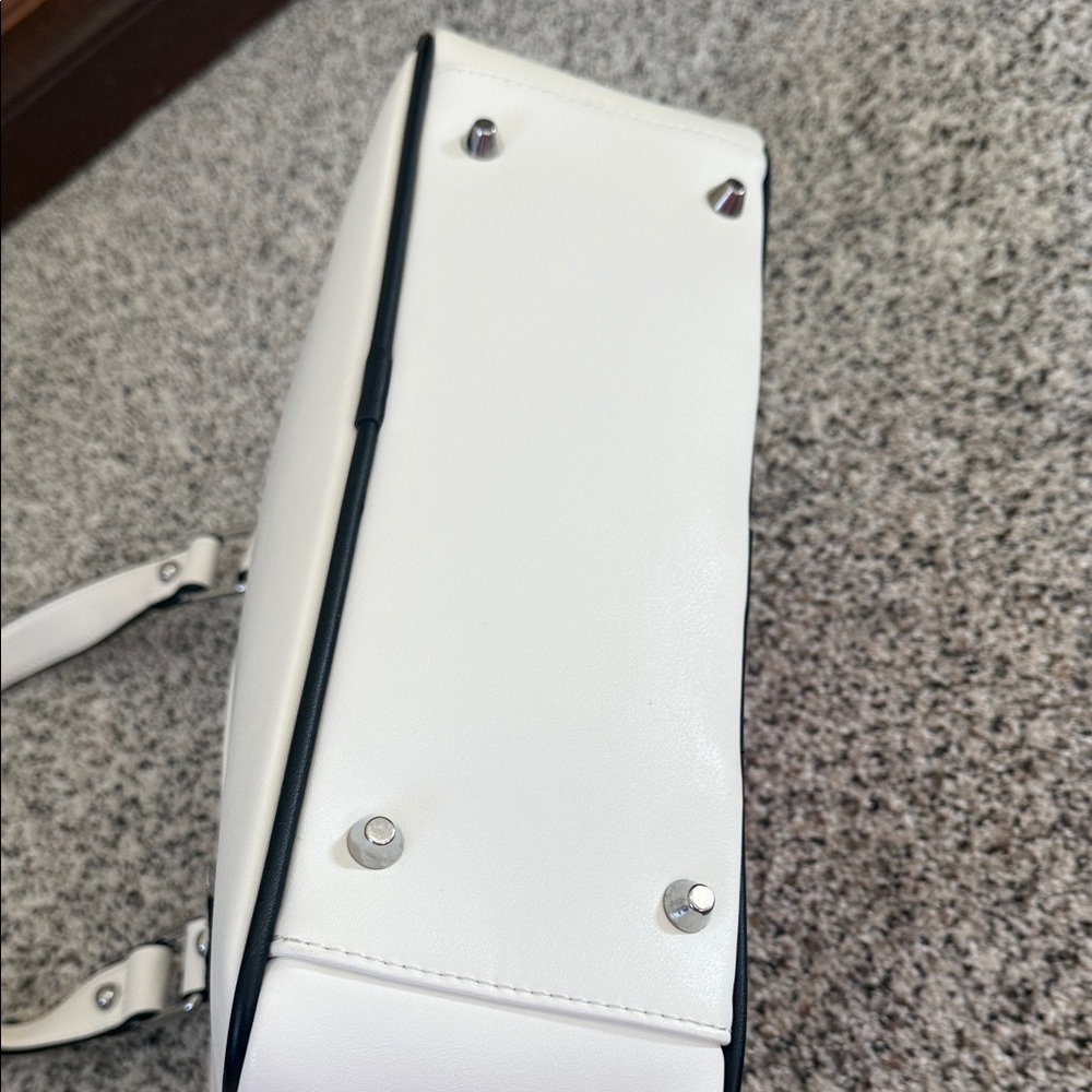 Sourpuss White and Red Retro Vinyl Bowling Bag - Picture 5 of 9